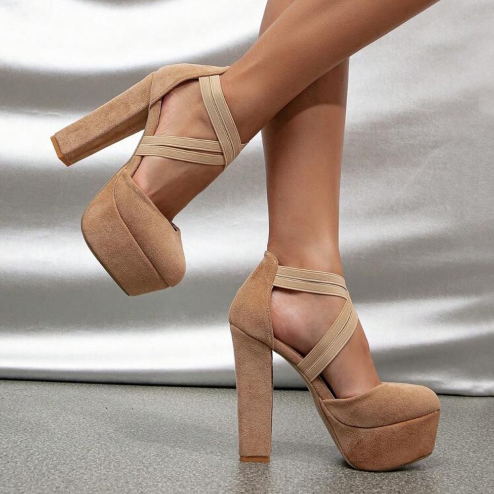 Women Criss Cross Platform Chunky Heeled Pumps
Size CN40 (US8)
BNIB